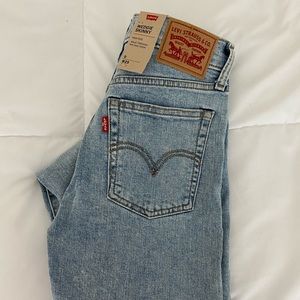 VINTAGE LEVI WEDGIE LIGHT WASH JEAN. NWT!!